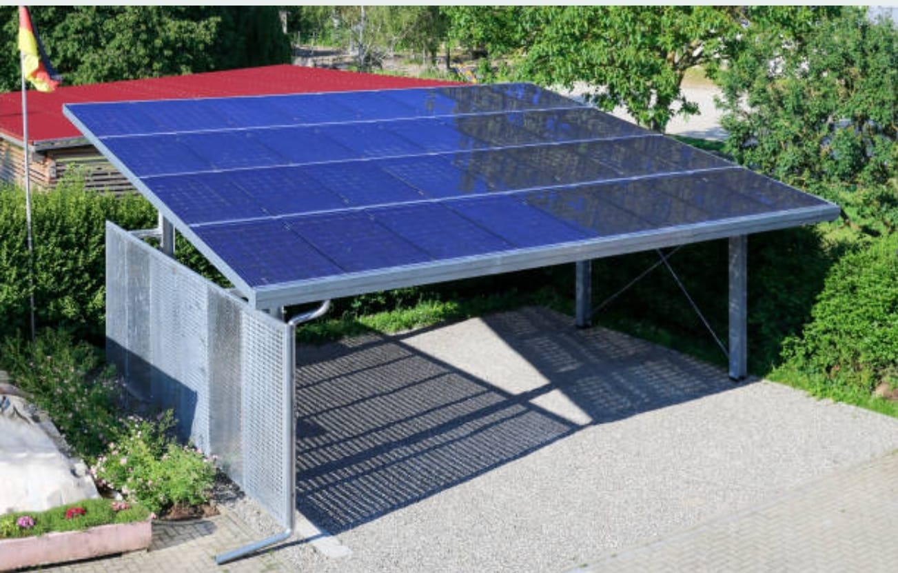 Solar port garage con paneles solares y cargadores eléctricos