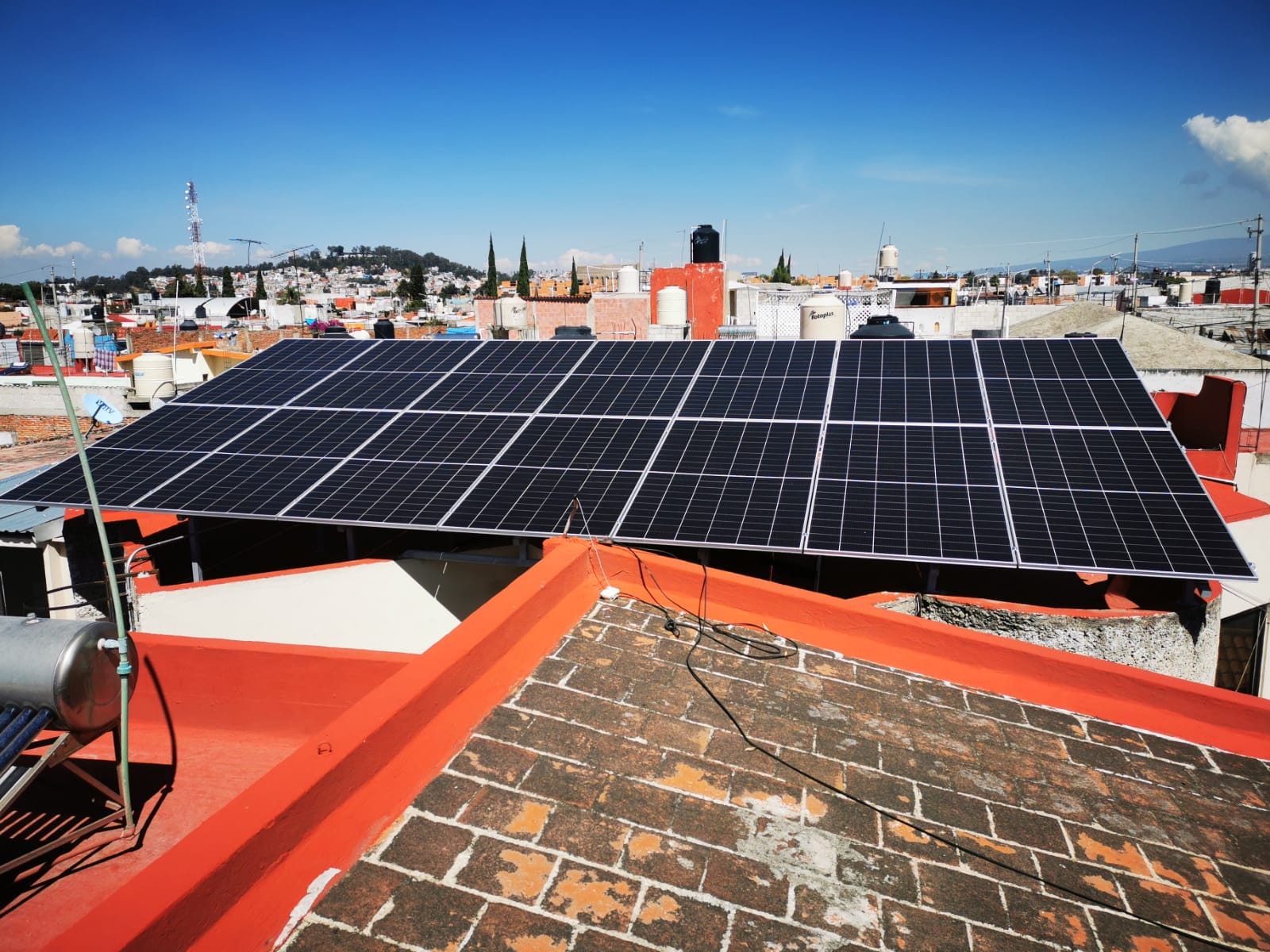 Paneles Solares instalados en techo - Golden Energy Puebla