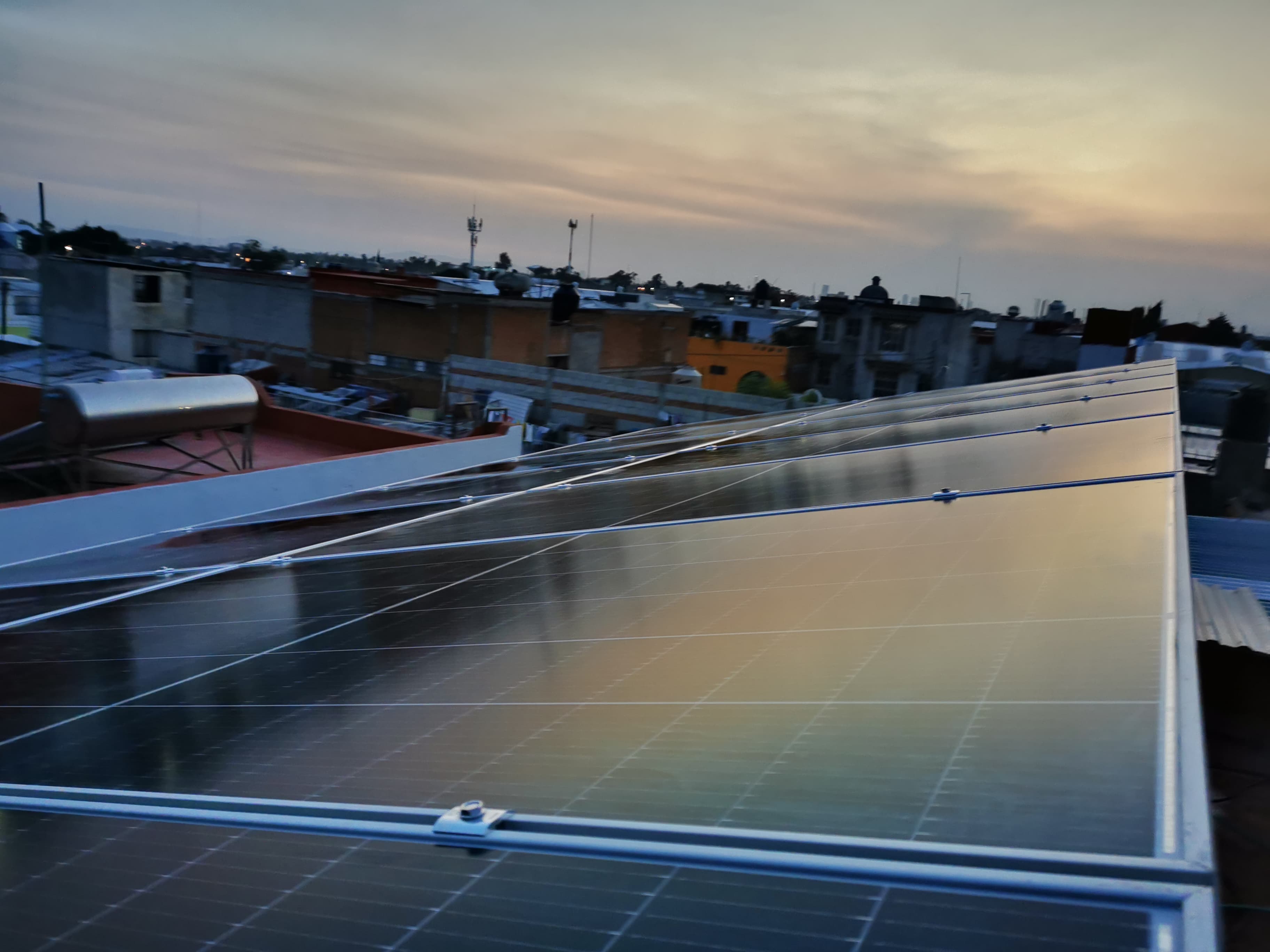 Instalación estética de paneles solares residenciales en Puebla